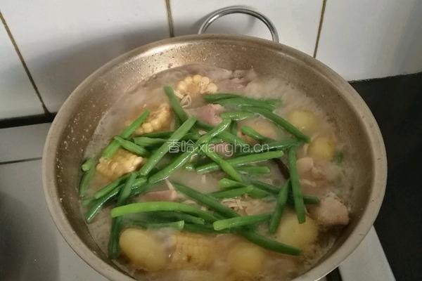 咸肉鸡爪煲的做法图解12