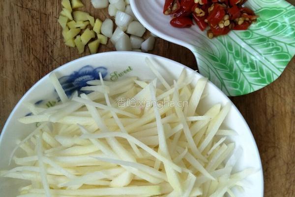泡椒土豆丝的做法图解1