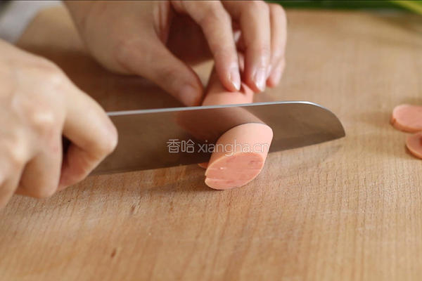 火腿肠炒鸡蛋的做法图解2