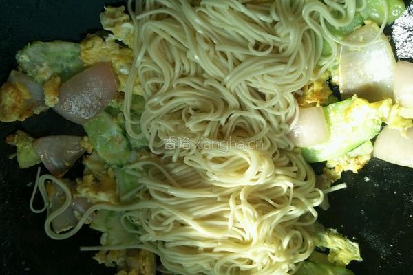 鸡蛋蔬菜炒面的做法图解6