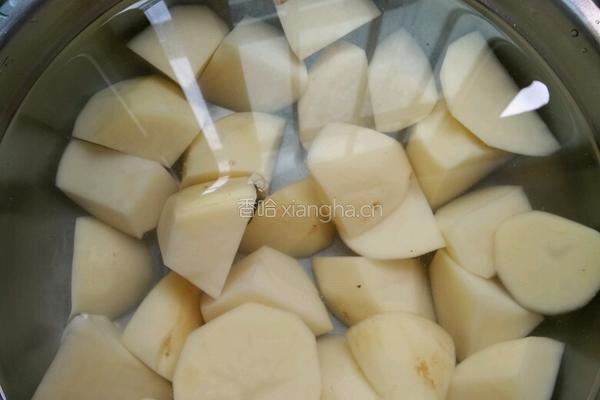 土豆炖排骨的做法图解1