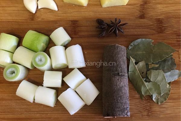 秘制东坡肘子(香辣风味)的做法图解3