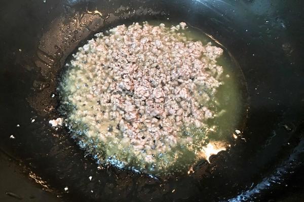 肉末酸菜炒蚕豆的做法图解3