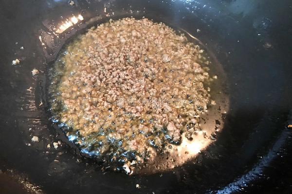 肉末酸菜炒蚕豆的做法图解4