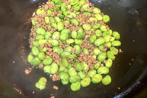 肉末酸菜炒蚕豆的做法图解5