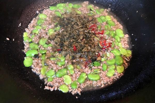 肉末酸菜炒蚕豆的做法图解8