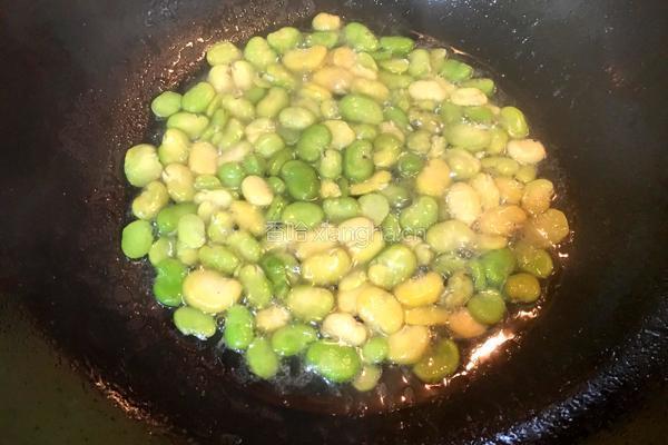 蚕豆炒韭菜的做法图解3