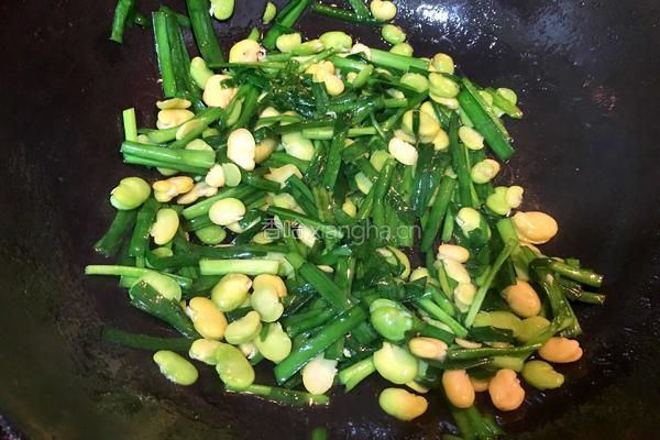 蚕豆炒韭菜的做法图解5