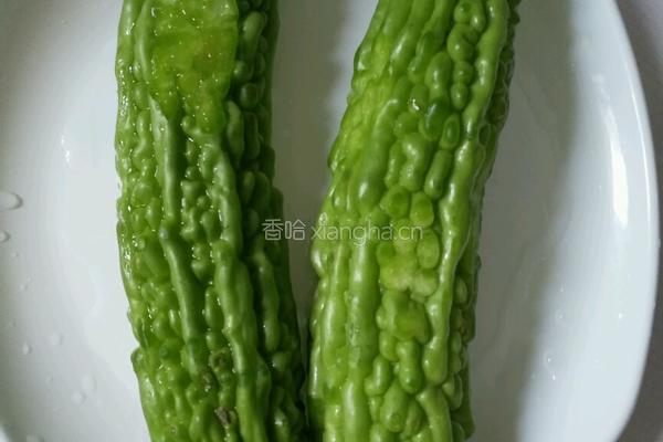 清炒苦瓜的做法图解1