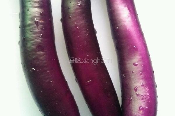 豆酱蒜香焖茄子的做法图解1