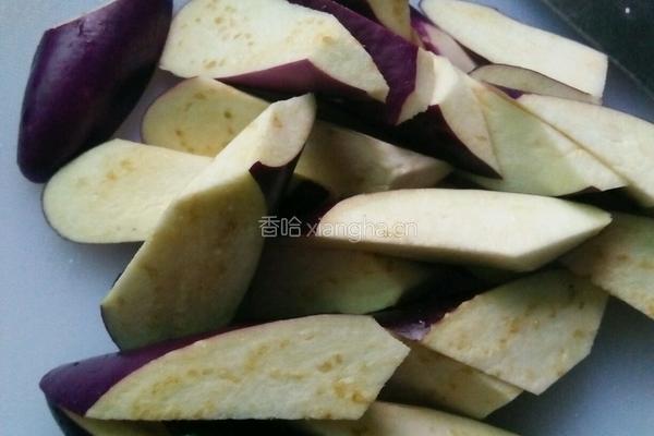 豆酱蒜香焖茄子的做法图解2