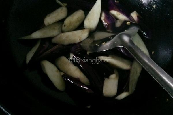 豆酱蒜香焖茄子的做法图解5