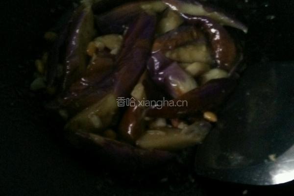 豆酱蒜香焖茄子的做法图解6