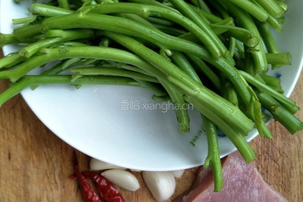 空心菜梗炒肉丁的做法图解1