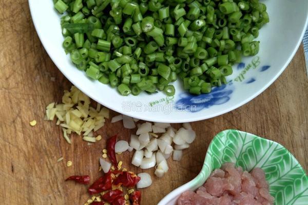 空心菜梗炒肉丁的做法图解2