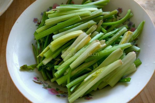 芹菜炒肉丝的做法图解1