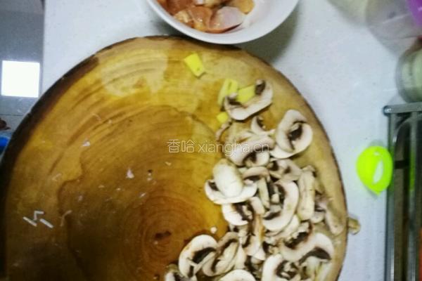 蘑菇鸡腿肉的做法图解1