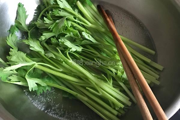 黄蘑芹菜猪肉饺子的做法图解3