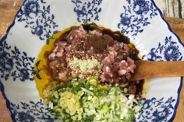 黄蘑芹菜猪肉饺子的做法图解7