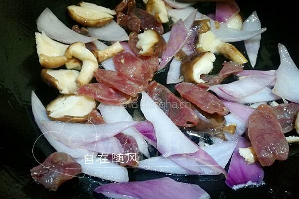 辣白菜炒年糕的做法图解2