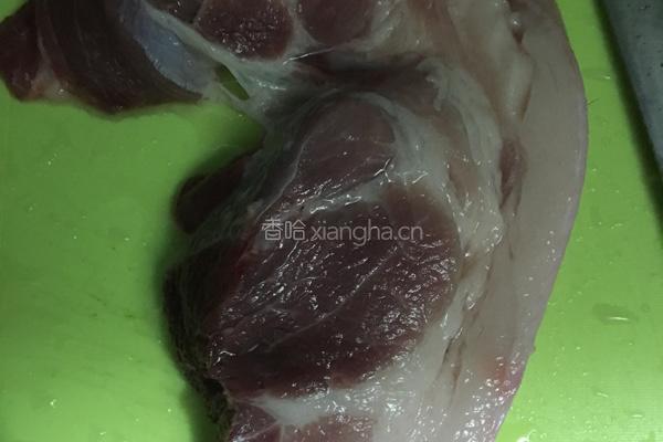 白菜猪肉馅饺子的做法图解1