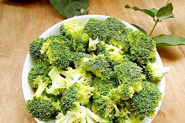 平淡之美（素炒西兰花)的做法图解1