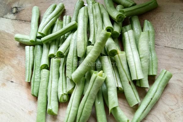 茄子炖豆角的做法图解1