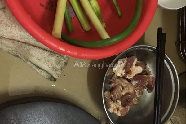 蒜苔肉片的做法图解1
