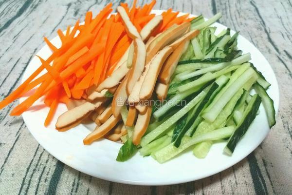 凉拌黄瓜豆干的做法图解2