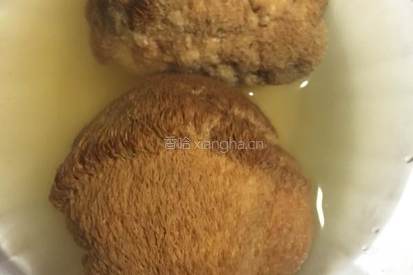 猴头菇红枣小米粥的做法图解1