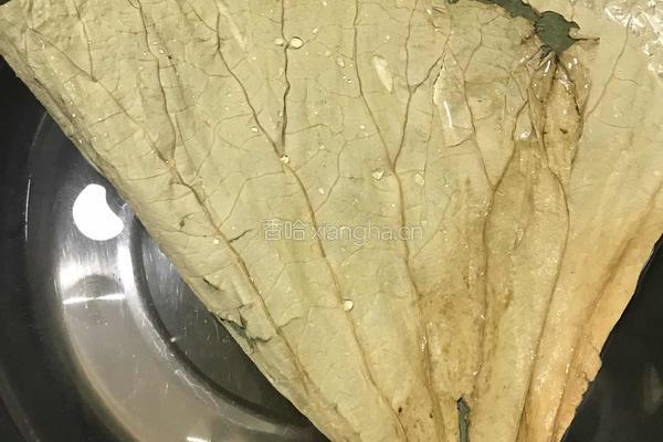 荷叶糯米蒸排骨的做法图解1
