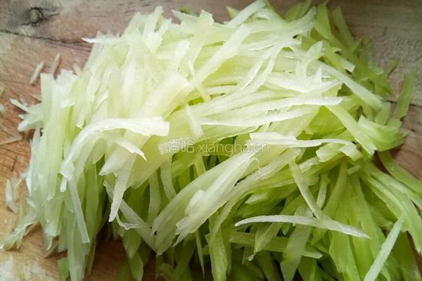 凉拌莴笋丝的做法图解1
