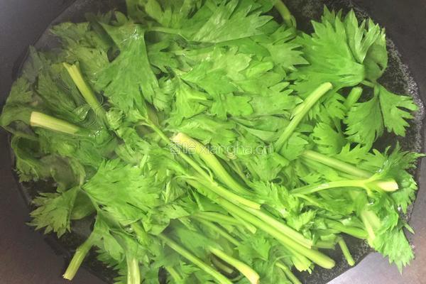 芹菜炒肉丝的做法图解2