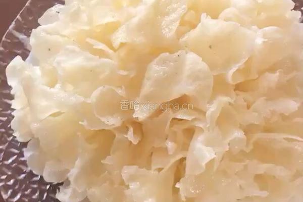 玫瑰花系列皂角米桃胶莲子银耳汤的做法图解5