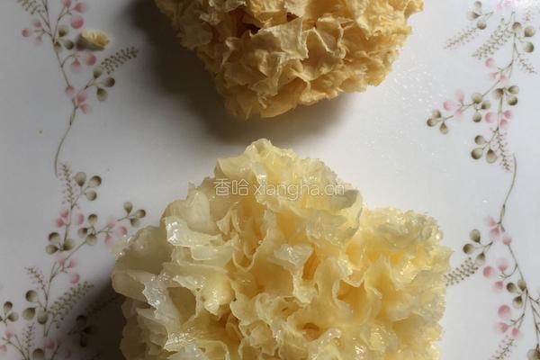 玫瑰花系列皂角米桃胶莲子银耳汤的做法图解8