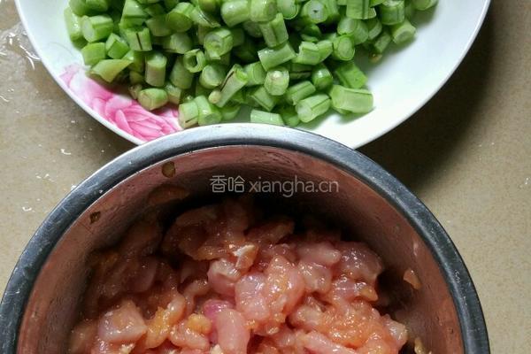 豆角瘦肉饭的做法图解1