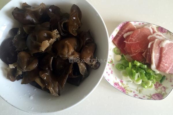 木耳炒肉的做法图解2