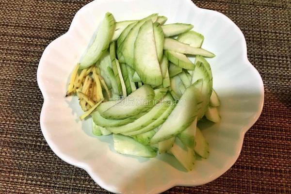 丝瓜肉片汤的做法图解1