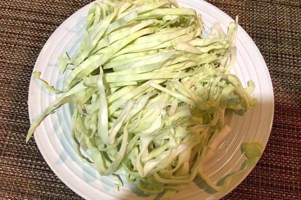 黑芝麻包菜丝的做法图解1