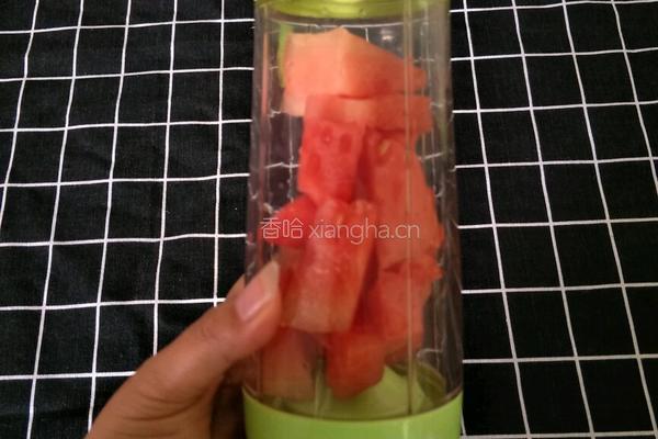 清凉一夏西瓜汁的做法图解1