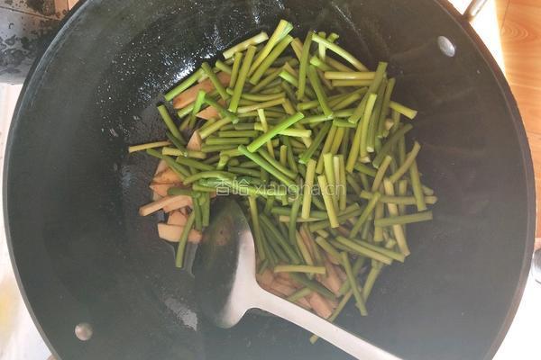 铁锅蒜薹焖面的做法图解6
