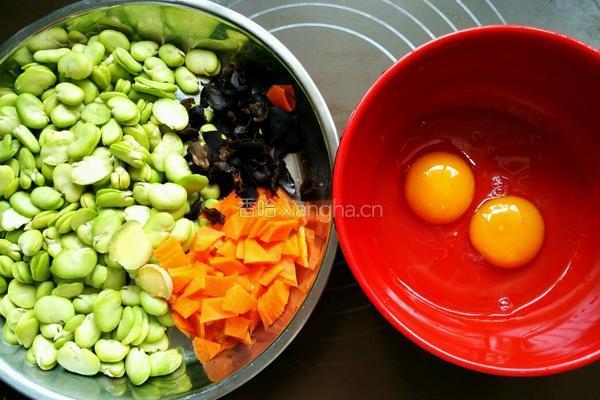 蚕豆瓣炒鸡蛋的做法图解1