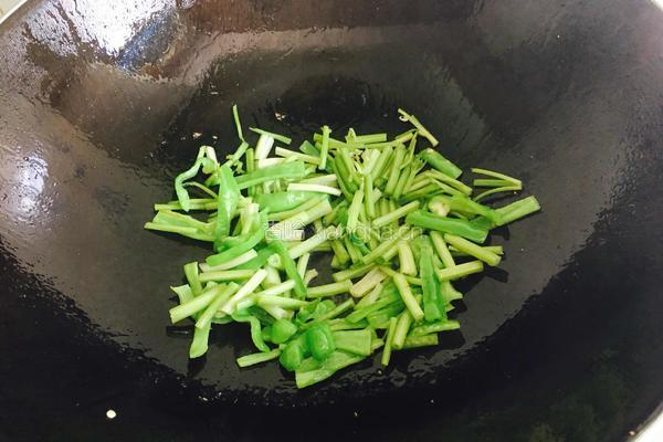 芹菜炒豆干的做法图解5