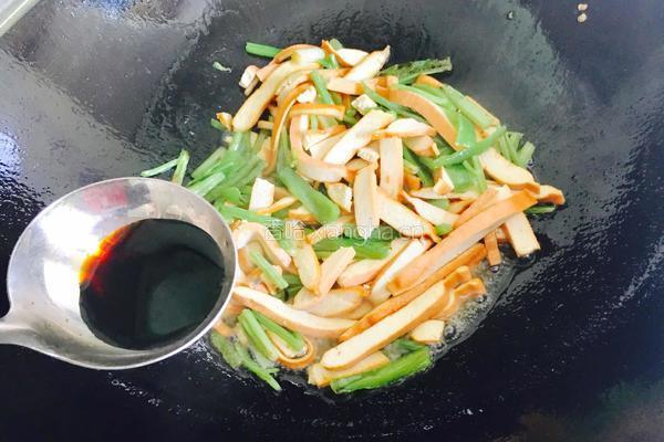 芹菜炒豆干的做法图解7