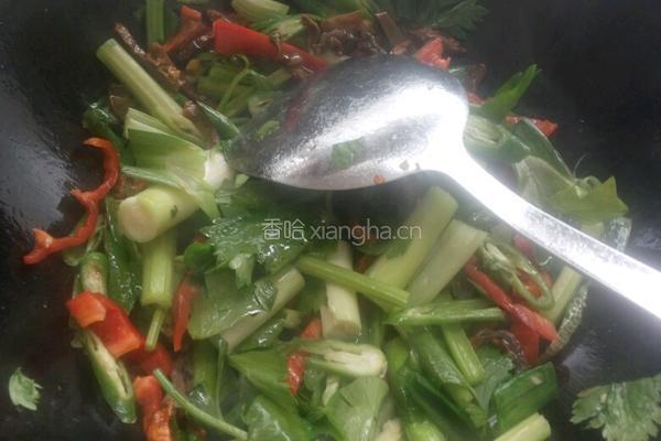 辣椒炒腊鸭心的做法图解5