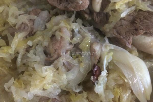 腿棒骨炖酸菜的做法图解3