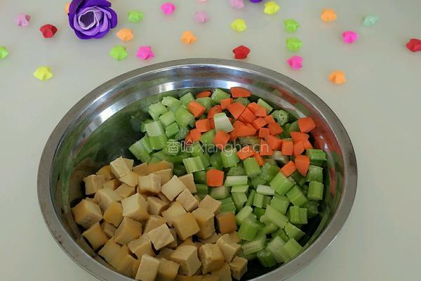 香干芹菜丁的做法图解1