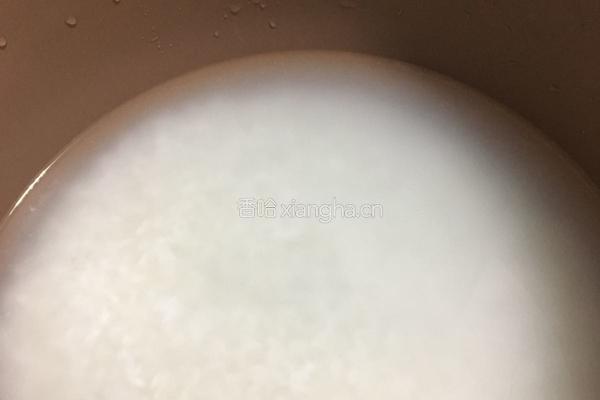 香肠玉米粒豌豆闷饭的做法图解1