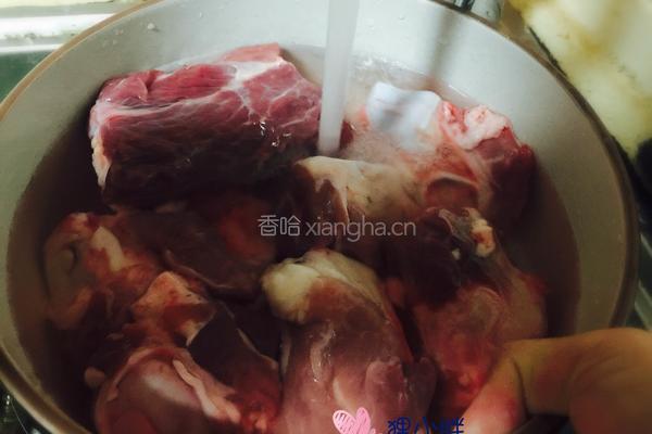 胡萝卜玉米骨头汤的做法图解2