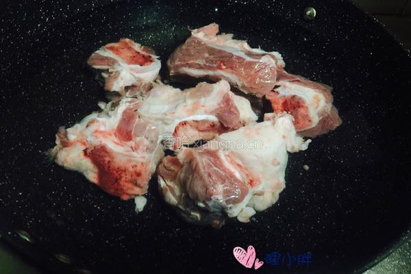 胡萝卜玉米骨头汤的做法图解3